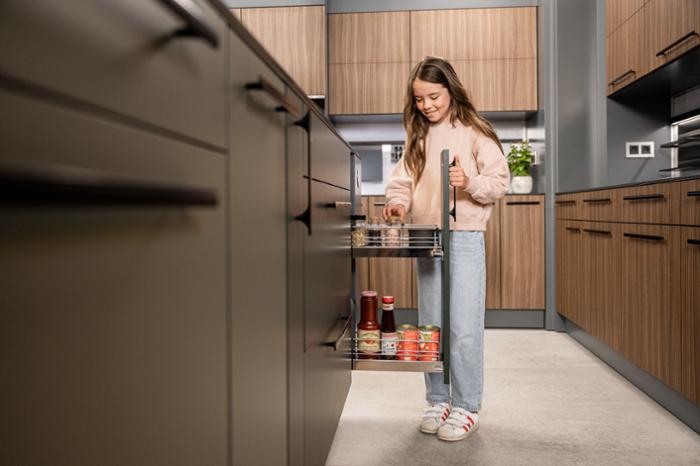 Изт. кошница №15 за шкаф 150мм за долен ред с пълно изтегляне и плавно затваряне хром 21840005 