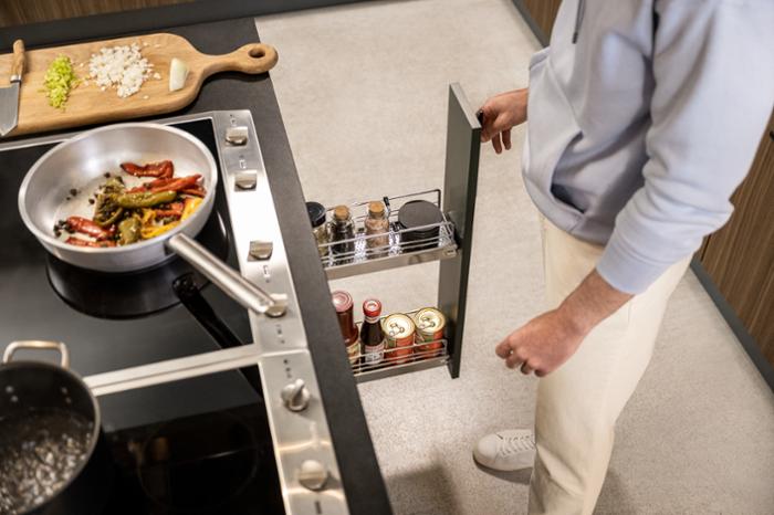 Изт. кошница №15 за шкаф 150мм за долен ред с пълно изтегляне и плавно затваряне хром 21840005 